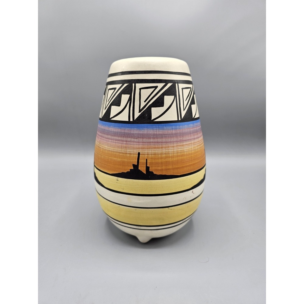 Vintage Southwestern Native American Navajo Pottery Vase 8.5"